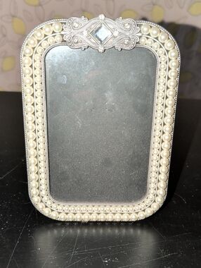 Pearl-Trim Decorative Photo Frame in Silver